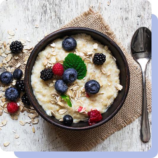 A bowl of porridge with berries